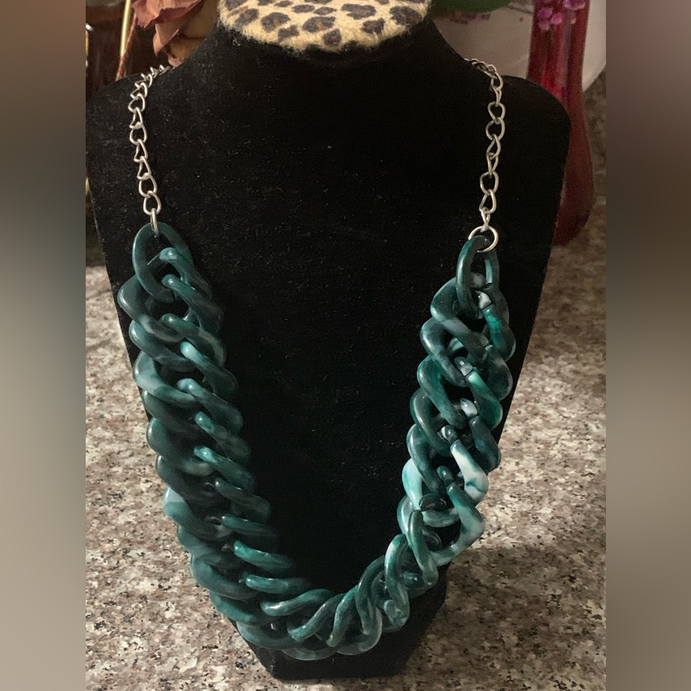 Collar corto le trae con aretes cortos